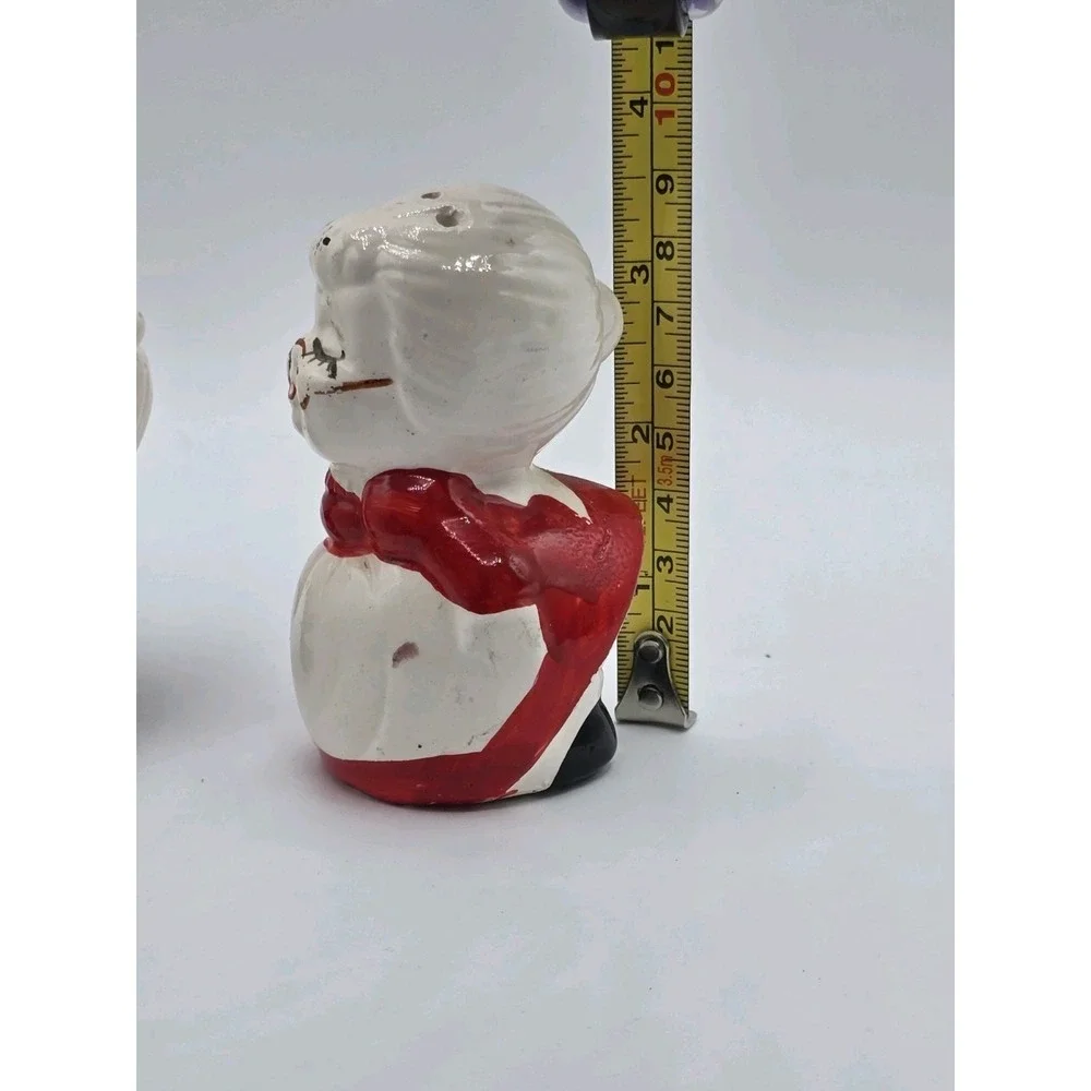 Vintage Mr. and Mrs. Santa Claus  Salt Pepper‎ Shakers Kissing Ceramic